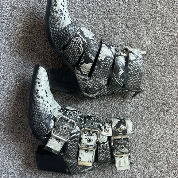 Black and White Shoes with Classic Style - Picture 2 of 5